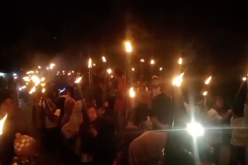 Semangat Tak Padam! Warga Terdampak Bencana Agam Gelar Pawai Obor Meriah Sambut Takbiran