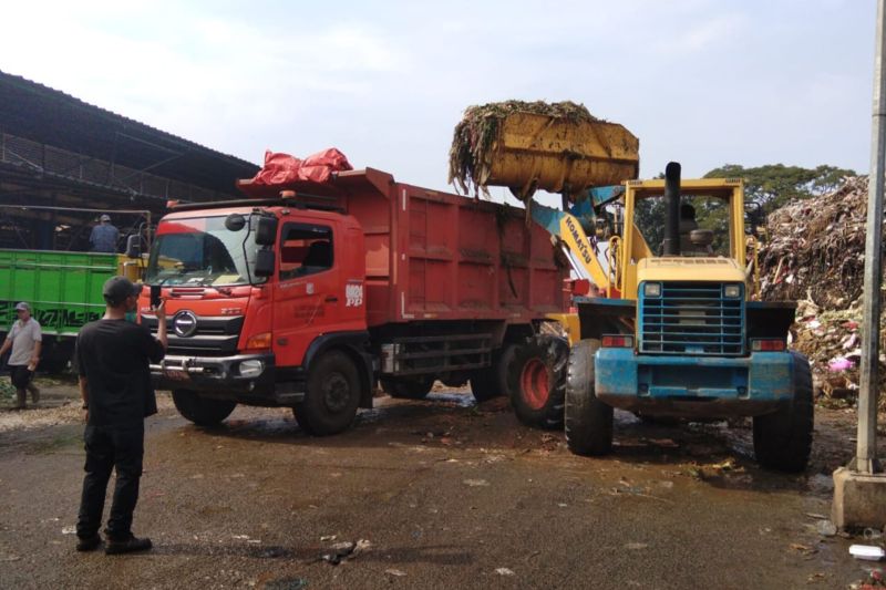Pasar Jaya Sewa 20 Truk Tangani Sampah